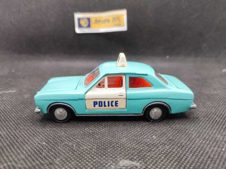 FORD ESCORT PANDA POLICE CAR - DINKY TOYS GB - N° 270 - 1/43 | Ford Escort Panda Police Car - 270 |