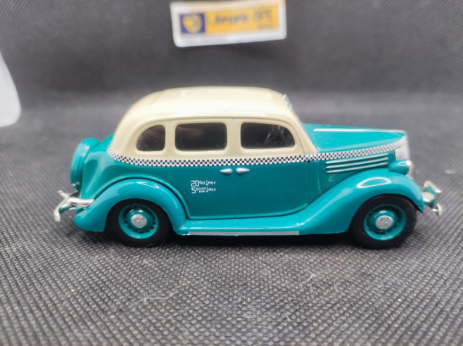 FORD V8 TAXI CHICAGO 1936 - ALTAYA - N° 15 - 1/43 | Ford V8 Taxi Chicago de 1936 - 15 |