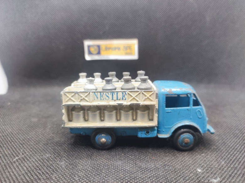 FORD CAMION LAITIER NESTLE - DINKY TOYS FR - N° 25 O - 1/43 | Ford Camion Laitier Nestlé - 25 O |