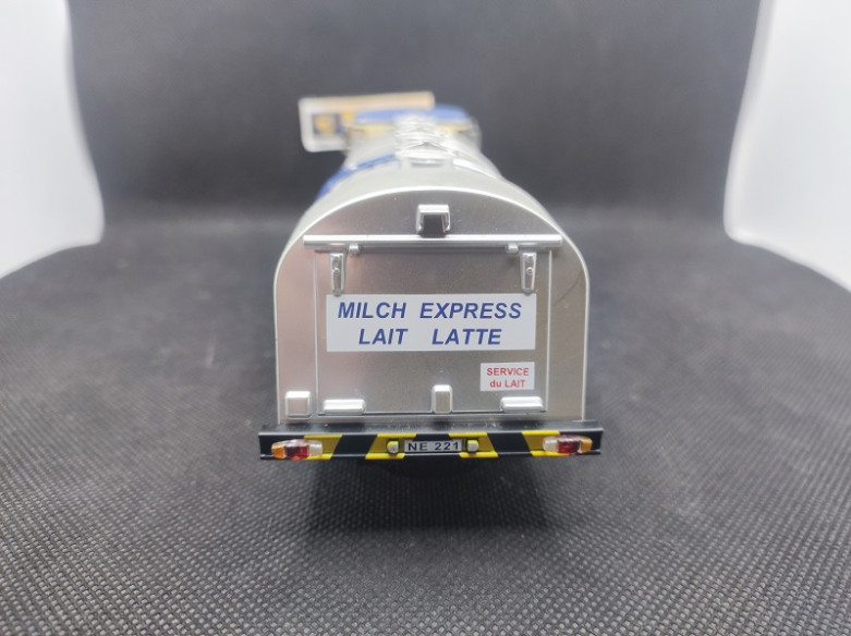 CAMION BERNA D330 CITERNE LAIT 1973 - IXO - N° 79 - 1/43 | Camion Berna D330 Citerne Lait de 1973 -  79 |