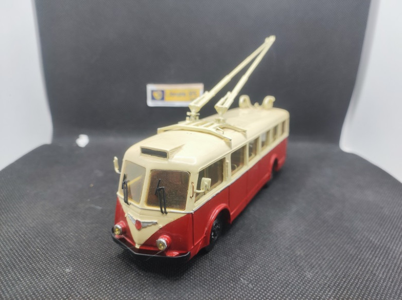 VETRA CS 60 "TROLLEYBUS " 1943 - MINITRUCKS - N° 24 - 1/50 | Vetra CS 60 " Trolleybus" de 1943 - 24 |