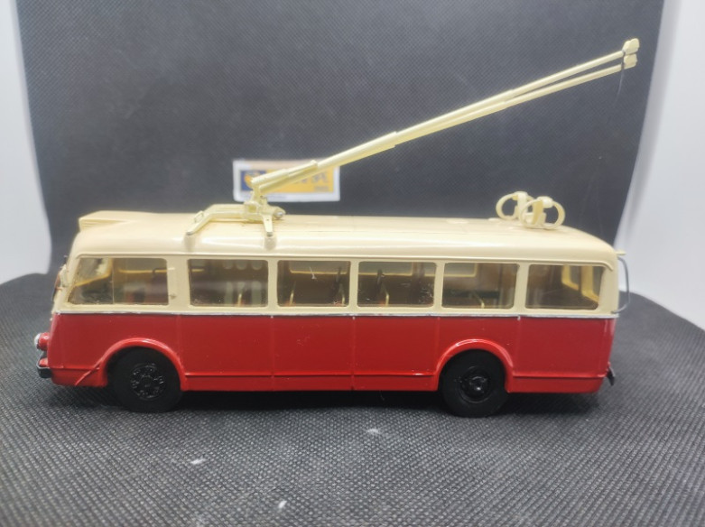 VETRA CS 60 "TROLLEYBUS " 1943 - MINITRUCKS - N° 24 - 1/50 | Vetra CS 60 " Trolleybus" de 1943 - 24 |