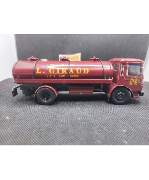CAMION SAVIEM SM 170 CITERNE "TRANSPORT GIRAUF" 1972 - IXO - N°34 - 1/43 | Camion Saviem SM 170 Citerne "Transports Giraud" d...