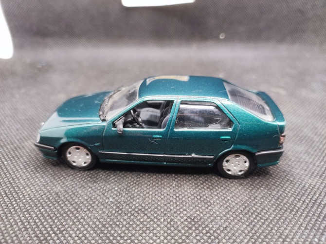 RENAULT 19 ( 5 PORTES ) 1994 - SOLIDO - 1/43 | Renault 19 5 Portes de 1994 |