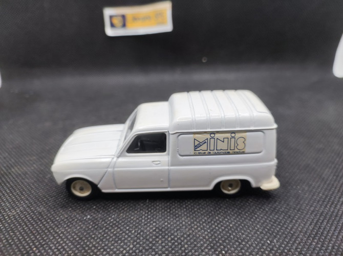 RENAULT 4L FOURGONNETTE "MINIS" - SOLIDO - N° 42 - 1/43 | Renault 4L fourgonnette "Minis" - 42 |