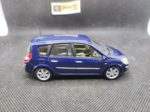 RENAULT GRAND SCENIC 2 2004 - UNIVERSAL HOBBIES - N° 7711225838 - 1/43 | Renault Grand Scénic 2 de 2004 - 7711225838 |