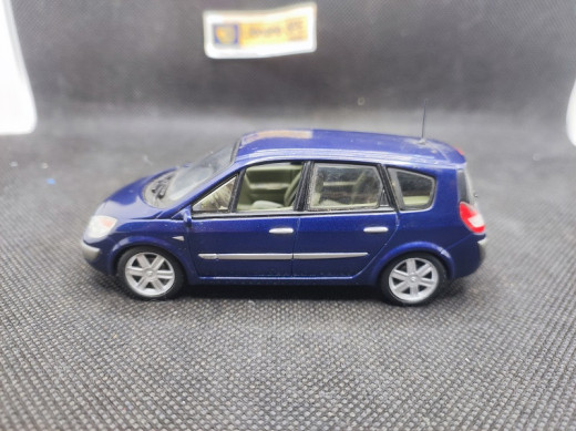 RENAULT GRAND SCENIC 2 2004 - UNIVERSAL HOBBIES - N° 7711225838 - 1/43 | Renault Grand Scénic 2 de 2004 - 7711225838 |