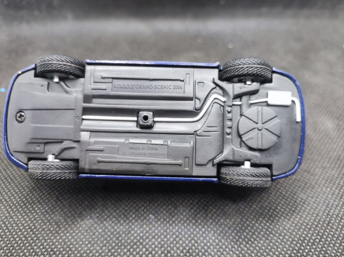 RENAULT GRAND SCENIC 2 2004 - UNIVERSAL HOBBIES - N° 7711225838 - 1/43 | Renault Grand Scénic 2 de 2004 - 7711225838 |