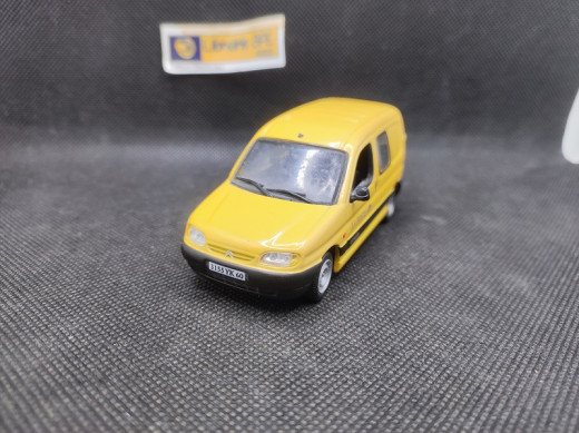 CITROEN BERLINGO " LA POSTE " 1997 - UNIVERSAL HOBBIES - N° 16305 - 1/43 | Citroën Berlingo La Poste de 1997 - 16305 |
