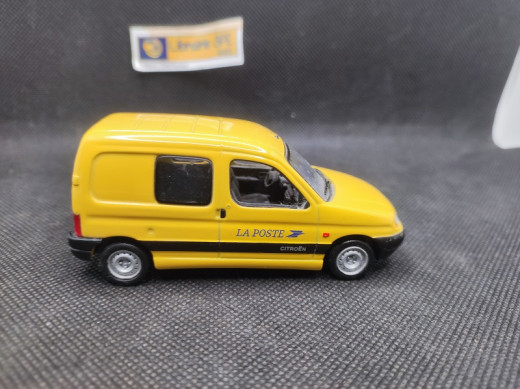 CITROEN BERLINGO " LA POSTE " 1997 - UNIVERSAL HOBBIES - N° 16305 - 1/43 | Citroën Berlingo La Poste de 1997 - 16305 |