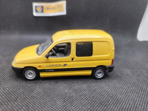 CITROEN BERLINGO " LA POSTE " 1997 - UNIVERSAL HOBBIES - N° 16305 - 1/43 | Citroën Berlingo La Poste de 1997 - 16305 |